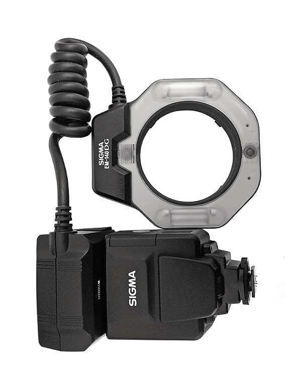 Рис. 8а. Точечная макрофотовспышка Sigma EM-140 DG Macro для Nikon.
