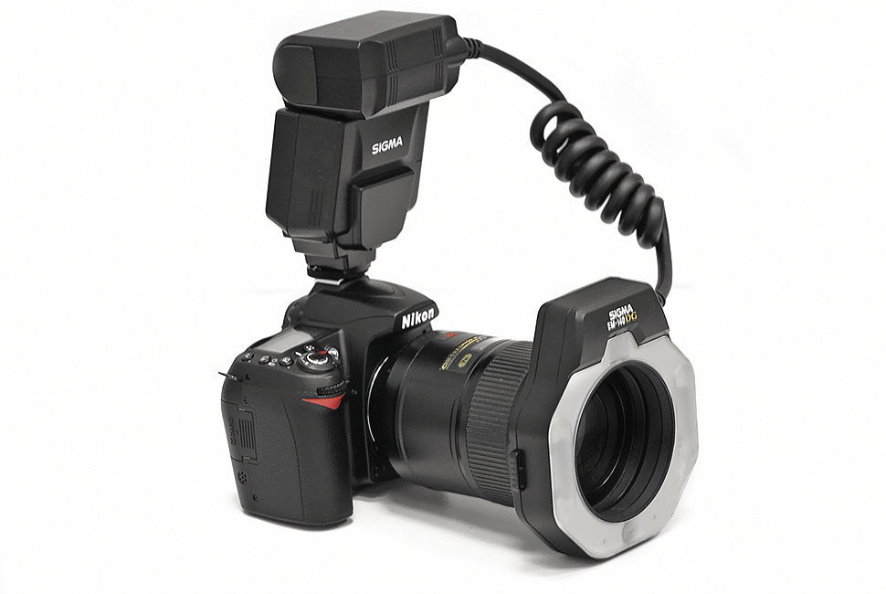 Рис. 8б. Точечная макрофотовспышка Sigma EM-140 DG Macro для Nikon, закрепленная на камере.