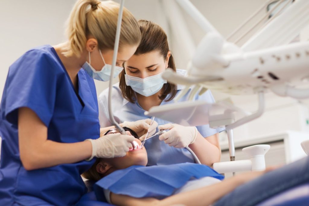 Работа стоматолога и ассистента на приеме
